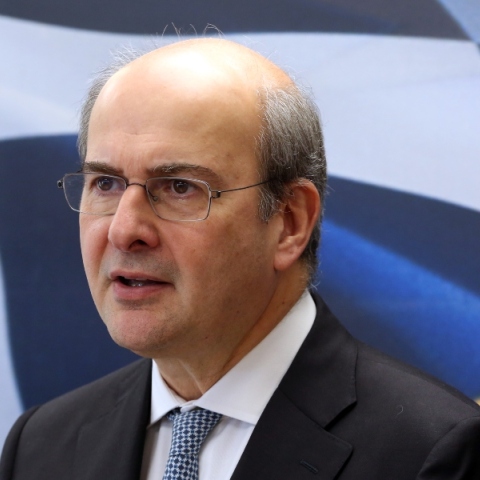 Κωστής Χατζηδάκης:  Οι 4 αλλαγές στο νομοσχέδιο για τη φοροδιαφυγή - Ποιους αφορούν Καφενεία, περίπτερα, ταξί και ασφαλιστές οι κερδισμένοι