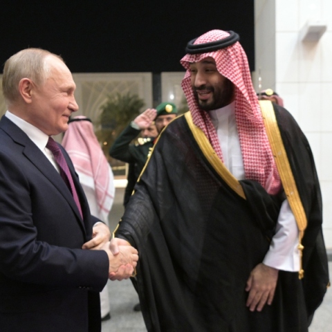 Πούτιν: Εκτάκτως στη Σαουδική Αραβία - Ζήτησε περικοπές πετρελαίου από τις χώρες του ΟΠΕΚ Ενέργεια και  γεωπολιτική βρέθηκαν στο επίκεντρο των συνομιλιών 