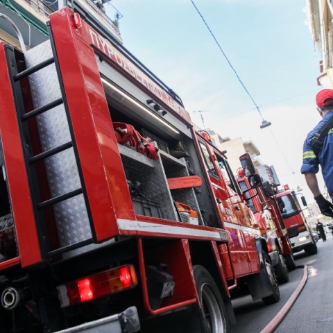 Φωτιά σε εγκαταλελειμμένο σπίτι στο Μεταξουργείο - Χωρίς τις αισθήσεις του ανασύρθηκε άνδρας  Ισχυρές πυροσβεστικές δυνάμεις στο σημείο