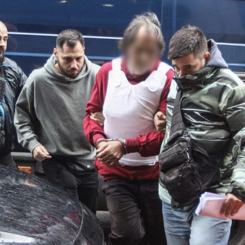 Σαλαμίνα: Νέες αποκαλύψεις για τον δολοφόνο της 43χρονης - Καταδικασμένος από το 2019 - Είχε αλλάξει όνομα Το ξέσπασμα της αδελφής του θύματος και οι κατηγορίες για ολιγωρία της αστυνομίας