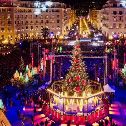 Χριστούγεννα στη Θεσσαλονίκη: Φωταγωγήθηκε έλατο ύψους 17 μέτρων στην Αριστοτέλους Ένα δέντρο από το Παλαιοχώρι Χαλκιδικής στόλισε την πλατεία με τα χιλιάδες φώτα του 