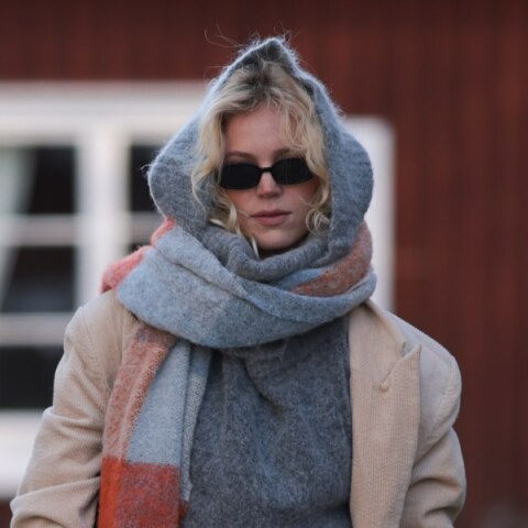 Τα μεγάλα κασκόλ είναι το κυρίαρχο αξεσουάρ του χειμώνα