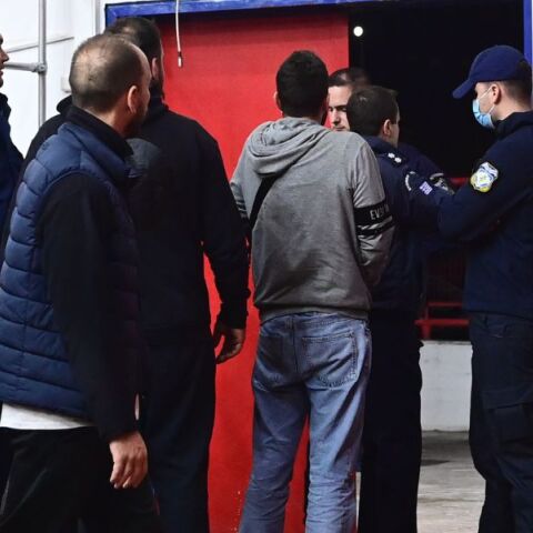 Σοβαρός τραυματισμός αστυνομικού σε επεισόδια στον αγώνα βόλεϊ Ολυμπιακός - Παναθηναϊκός