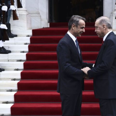 Ξεπέρασε τις προσδοκίες η επίσκεψη Ερντογάν στην Αθήνα σύμφωνα με σχολιαστές