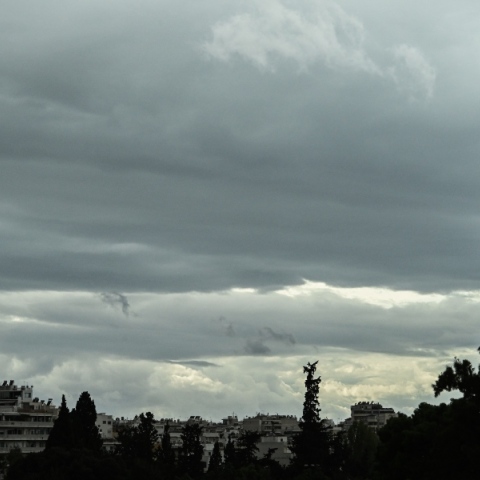 Τοπικές νεφώσεις για σήμερα Τρίτη σε όλη τη χώρα με σποραδικές βροχές και μεμονωμένες καταιγίδες  Η ορατότητα τις πρωινές και βραδινές ώρες θα είναι κατά τόπους περιορισμένη