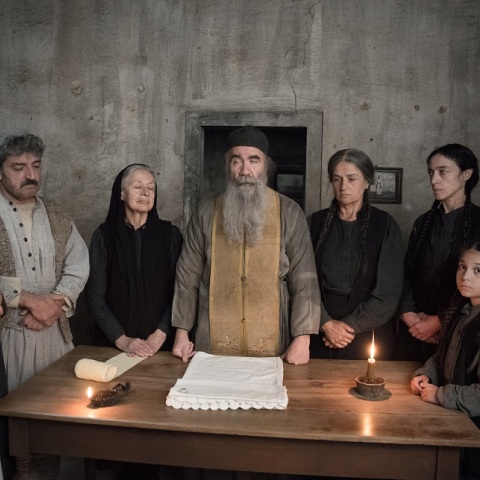 Στους πρωταγωνιστικούς ρόλους συναντάμε την Καρυοφυλλιά Καραμπέτη και τη Μαρία Πρωτόπαππα