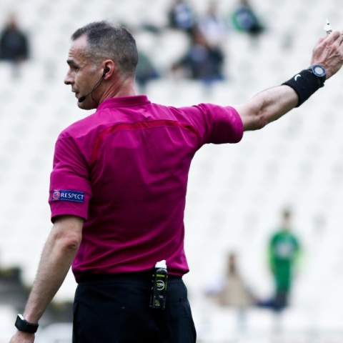 Super League: Τέλος οι ξένοι διαιτητές με εντολή της UEFA - Ξαναρχίζει το πρωτάθλημα Οι Έλληνες ρέφερι θα αναλάβουν να σφυρίζουν ακόμη και τα ντέρμπι