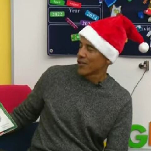 Μπάρακ Ομπάμα: Έβαλε τον σκούφο του Άγιου Βασίλη και μοίρασε δώρα σε σχολείο στο Σικάγο