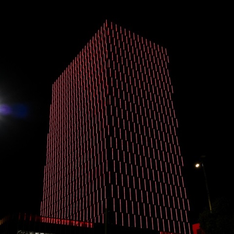 Έλαμψε ο Πύργος του Πειραιά - Φωταγωγήθηκε ενόψει Χριστουγέννων 