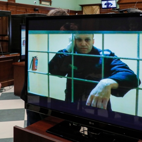 Ρωσία: Άγνωστο που έχει μεταφερθεί ο ηγέτης της αντιπολίτευσης Αλεξέι Ναβάλνι Οι αρχές της χώρας τον έχουν καταδικάσει σε 19 χρόνια φυλακή για εξτρεμιστικές ενέργειες