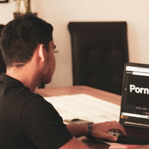 Pornhub: Ποιες ήταν οι πιο δημοφιλείς αναζητήσεις για το 2023	 Mature υλικό, ρομπότ και ένστολοι στα φετίχ της χρονιάς