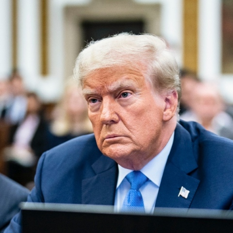 Λευκός Οίκος: Οι δηλώσεις του Τραμπ για τους μετανάστες απηχούν τους φασίστες «Δηλητηριάζουν το αίμα της χώρας μας», είπε ο Ρεπουμπλικάνος πρώην πρόεδρος