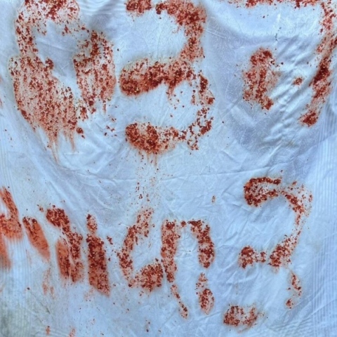 Ισραήλ: Θρήνος στην κηδεία ισραηλινού ομήρου - Ο αδελφός του κατηγορεί τον στρατό ότι τον «δολοφόνησε» Τα μηνύματα SOS είχαν γραφτεί με υπολείμματα φαγητού σε άσπρο σεντόνι