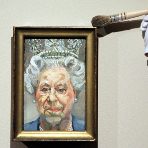 Σαν σήμερα στις 20 Δεκεμβρίου 2001 ο Lucian Freud  αποκάλυψε το πορτραίτο της βασίλισσας Ελισάβετ ΙΙ.  Οι αντιδράσεις που προκάλεσε και η κληρονομιά του ως ένα από τους σημαντικότερους πορτρετίστες του 20ου αιώνα