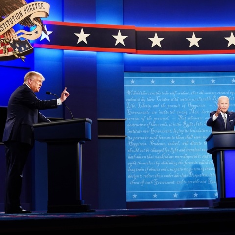 Ντόναλντ Τραμπ (αριστερά) και Τζο Μπάιντεν (δεξιά) κατά τη διάρκεια debate