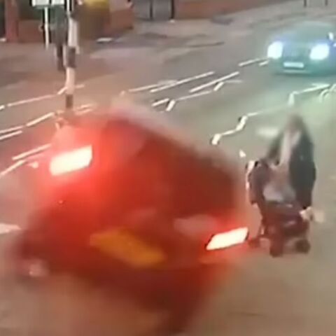 Βρετανία: Αυτοκίνητο έπεσε μπροστά σε μητέρα που κρατούσε το δυο ετών παιδί της - Δεν υπήρξαν θύματα.  