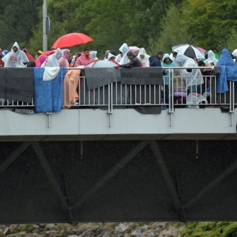 FT: Πώς η μετανάστευση ωθεί την Ευρώπη δεξιότερα 