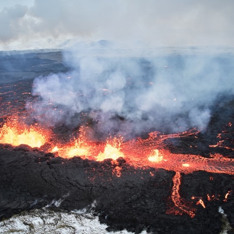 Εντυπωσιάζουν οι εικόνες που κατέγραψε drone από την έκρηξη ηφαιστείου στην Ισλανδία 