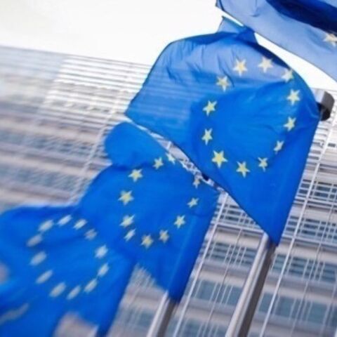 Κομισιόν: Ανθεκτική η ελληνική οικονομία – Καμπανάκια για κόκκινα δάνεια και οφειλές