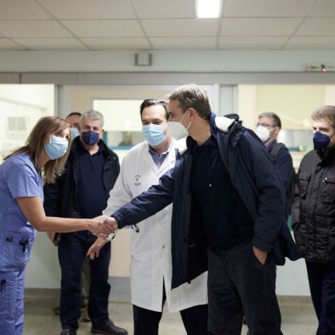 Επίσκεψη Κ. Μητσοτάκη στο νοσοκομείο «Αττικόν» και τη νέα Μονάδα Αυξημένης Φροντίδας