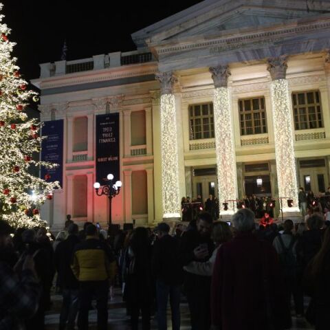 Σε γιορτινούς ρυθμούς ο Πειραιάς
