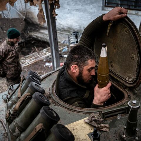 Ουκρανός στρατιώτης της 214ης Ταξιαρχίας των Ειδικών Δυνάμεων φορτώνει με όλμο το τανκ στο πεδίον της μάχης