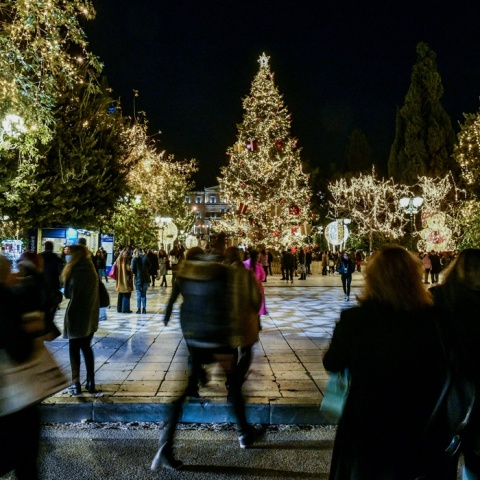 Πολίτες στο Σύνταγμα περπατούν γύρω από το χριστουγεννιάτικο δέντρο