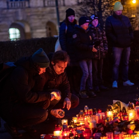 Κεράκια στη μνήμη των θυμάτων του μακελειού στο πανεπιστήμιο της Πράγας