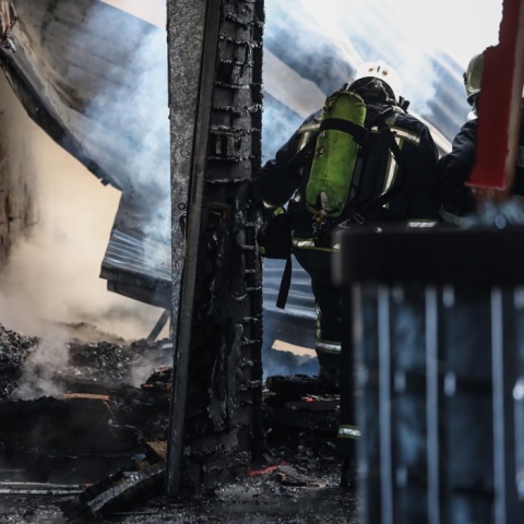 Πυροσβέστες μπαίνουν σε σημείο όπου έχει καεί από πυρκαγιά 