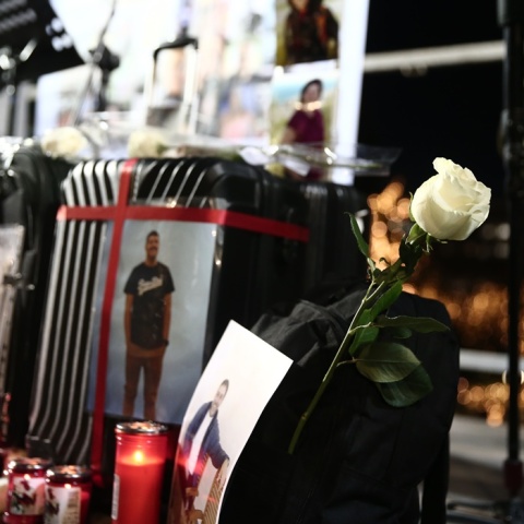 Κεριά, λευκά τριαντάφυλλα, λουλούδια και φωτογραφίες σε βαλίτσα στη μνήμη των θυμάτων της πολύνεκρης τραγωδίας στα Τέμπη