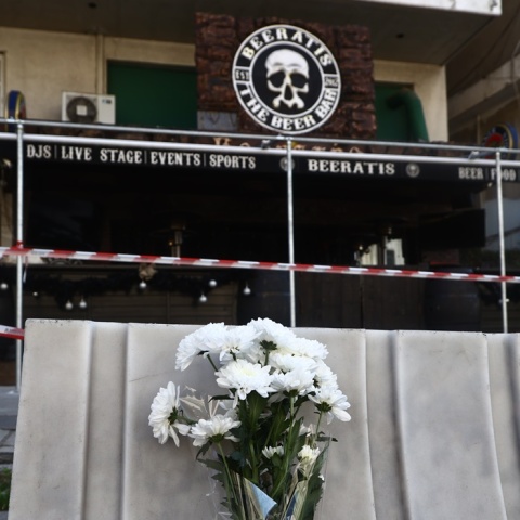 Λίγα λουλούδια έξω από το μπαρ όπου δολοφονήθηκε ο 32χρονος αστυνομικός στη Θεσσαλονίκη