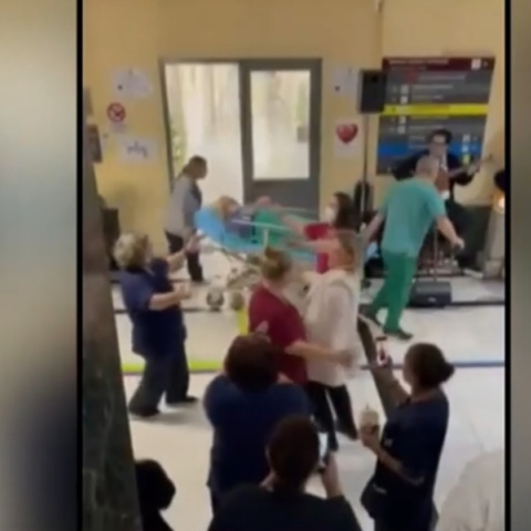 Ερυθρός Σταυρός: ΕΔΕ για το γλέντι που στήθηκε στο νοσοκομείο Δείτε το βίντεο από τους χορούς μπροστά σε φορεία με ασθενείς