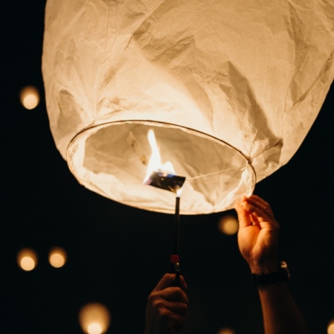 Με φαναράκια θα γεμίσει ο ουρανός της Θεσσαλονίκης την παραμονή της Πρωτοχρονιάς Χριστουγεννιάτικα happenings σας περιμένουν στην πλατεία Αριστοτέλους