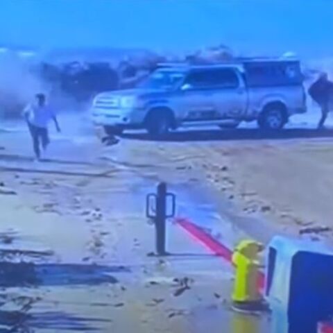 Καλιφόρνια: Η στιγμή που πελώριο κύμα παρασύρει ανθρώπους και αυτοκίνητα - Οχτώ άτομα στο νοσοκομείο