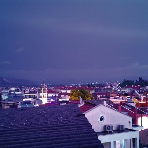 Τοπικές νεφώσεις και σποραδικές βροχές για αύριο Κυριακή, παραμονή Πρωτοχρονιάς Η θερμοκρασία θα διατηρηθεί σε υψηλά για την εποχή επίπεδα