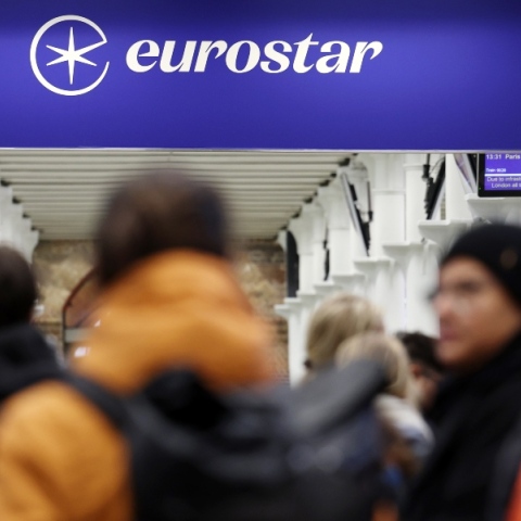 Πλημμύρησε σήραγγα στη νότια Αγγλία εμποδίζοντας τους επιβάτες να ταξιδέψουν Χιλιάδες έχουν  αποκλειστεί  κάτω από τον ποταμό Τάμεση