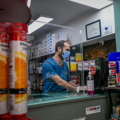 Αυξημένη ζήτηση σε αντιικά φάρμακα, αντιβιώσεις και τεστ - Έντονη η κίνηση στα φαρμακεία Ελλείψεις παρατηρήθηκαν σε συγκεκριμένα σκευάσματα
