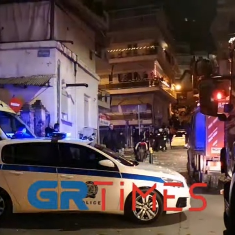 Θεσσαλονίκη: 25χρονος τραυματίστηκε από έκρηξη φιάλης υγραερίου σε διαμέρισμα Από το ωστικό κύμα αποκολλήθηκε πόρτα στο ισόγειο της πολυκατοικίας