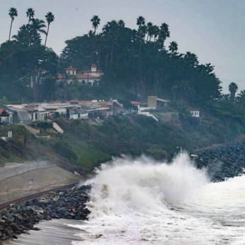 Καλιφόρνια: Για τρίτη μέρα στο έλεος των γιγάντιων κυμάτων οι ακτές 
