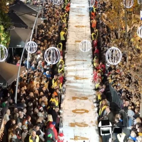 Βασιλόπιτα γίγας 78 μέτρων στο Περιστέρι έσπασε κάθε ρεκόρ Εκατοντάδες τα φλουριά και τα δώρα για τους τυχερούς