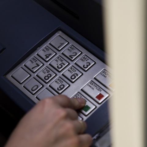 «Ποδαρικό» το νέο έτος με αυξήσεις σε δημόσιο - ιδιωτικό τομέα και συνταξιούχους 