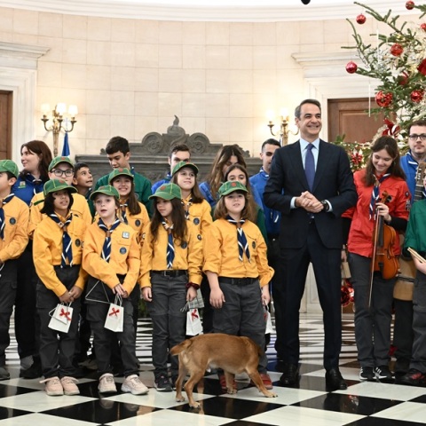 Ο Κυριάκος Μητσοτάκης άκουσε τα κάλαντα από το Σώμα Ελλήνων Προσκόπων - Έκλεψε την παράσταση ο Peanut