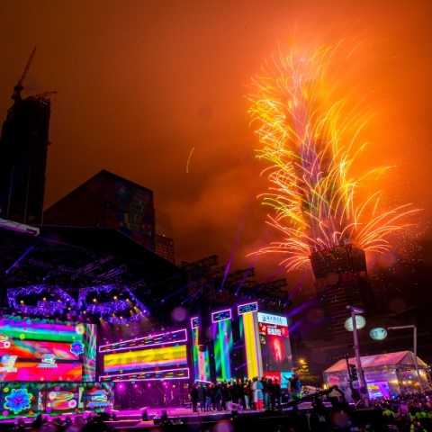 Ο πλανήτης υποδέχεται το 2024 - Εντυπωσιακές εικόνες από την Ασία Την έλευση του νέου έτους γιορτάζουν οι ασιατικές μητροπόλεις