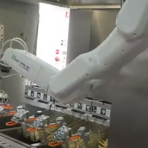 Καλιφόρνια: Ανοίγει το πρώτο εστιατόριο στο οποίο δουλεύουν μόνο ρομπότ