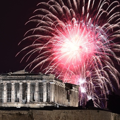 Η Αθήνα καλωσόρισε το 2024 με μια μεγάλη γιορτή παρέα με τον Νίκο Πορτοκάλογλου και τη Μαρίνα Σάττι