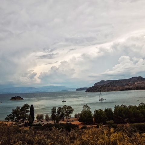 Νεφώσεις με τοπικές βροχές για αύριο Τρίτη σε όλη τη χώρα