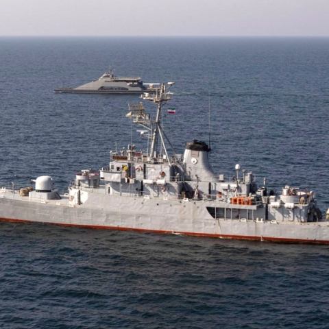 Ιρανικό πολεμικό πλοίο εισήλθε στην Ερυθρά Θάλασσα εν μέσω έντασης με τους Χούθι Ναυτιλιακές εταιρείες αλλάζουν τα δρομολόγια των πλοίων τους για λόγους ασφαλείας