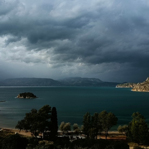 Νεφώσεις με τοπικές βροχές για σήμερα Τρίτη σε όλη τη χώρα