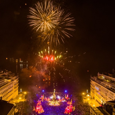 Με έναν φαντασμαγορικό «χορό» πυροτεχνημάτων υποδέχθηκε η Θεσσαλονίκη το 2024