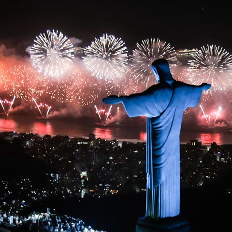 Από το Λονδίνο στη Βραζιλία - Πώς υποδέχθηκε η υφήλιος το 2024 